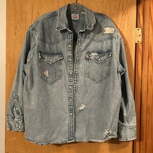 EUC Levi’s distressed shacket